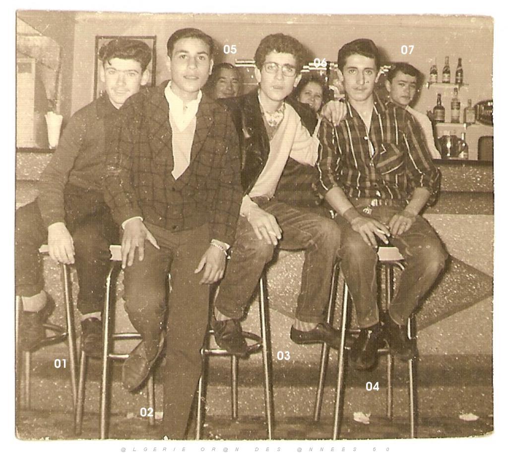 1007 UN  GROUPE D AMIS DU QUARTIER.JPG